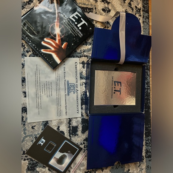 E.T. The Extra-Terrestrial Gift Box Set 20th Anniversary - Picture 2 of 2